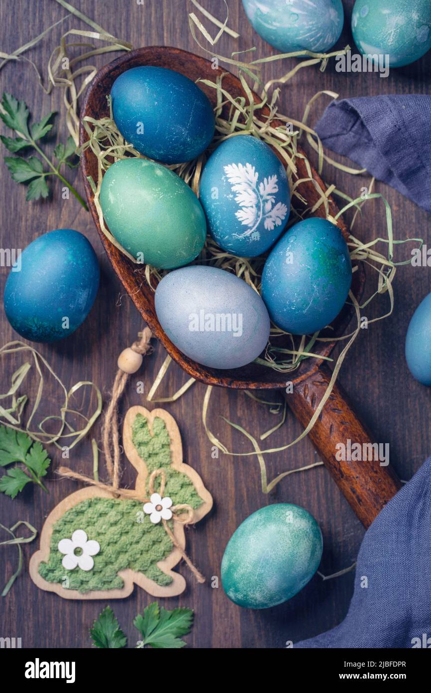 Uova di pasqua tinte naturali su sfondo ligneo. Colorato con cavolo rosso. Per il cavolo rosso verdolino con soda può essere usato. Foto Stock