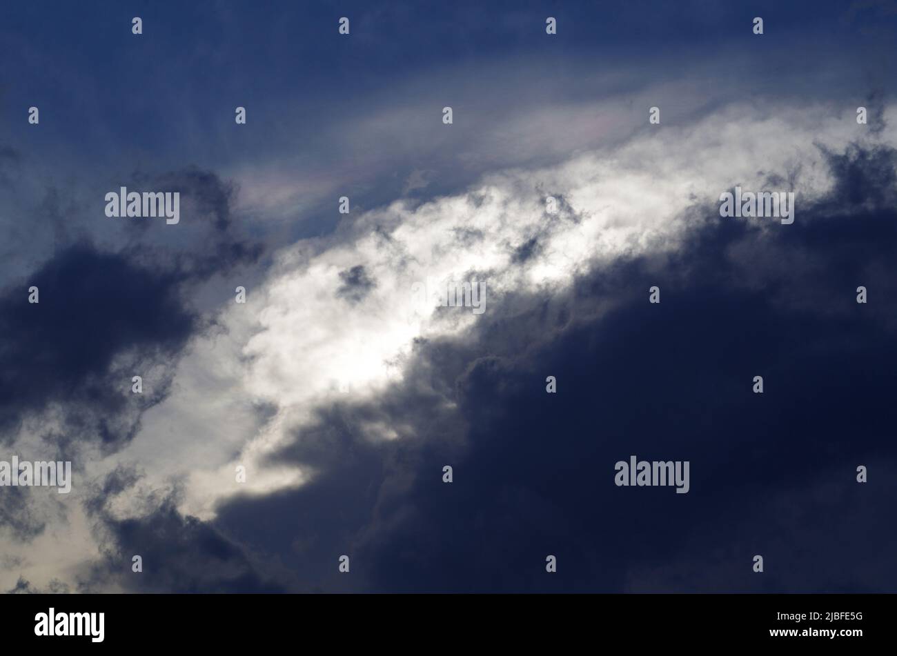 Un 'Nebensonne' dopo un temporale la sera. Foto Stock