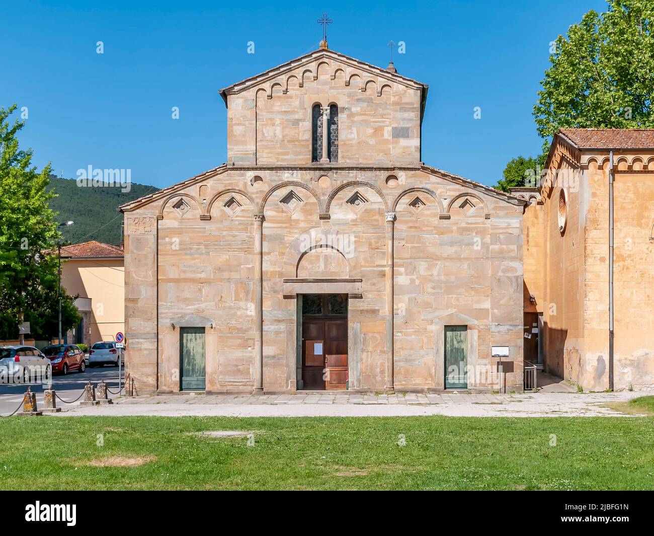 La facciata dell'antica Pieve di Santa Maria a Vicopisano, Pisa, Italia Foto Stock
