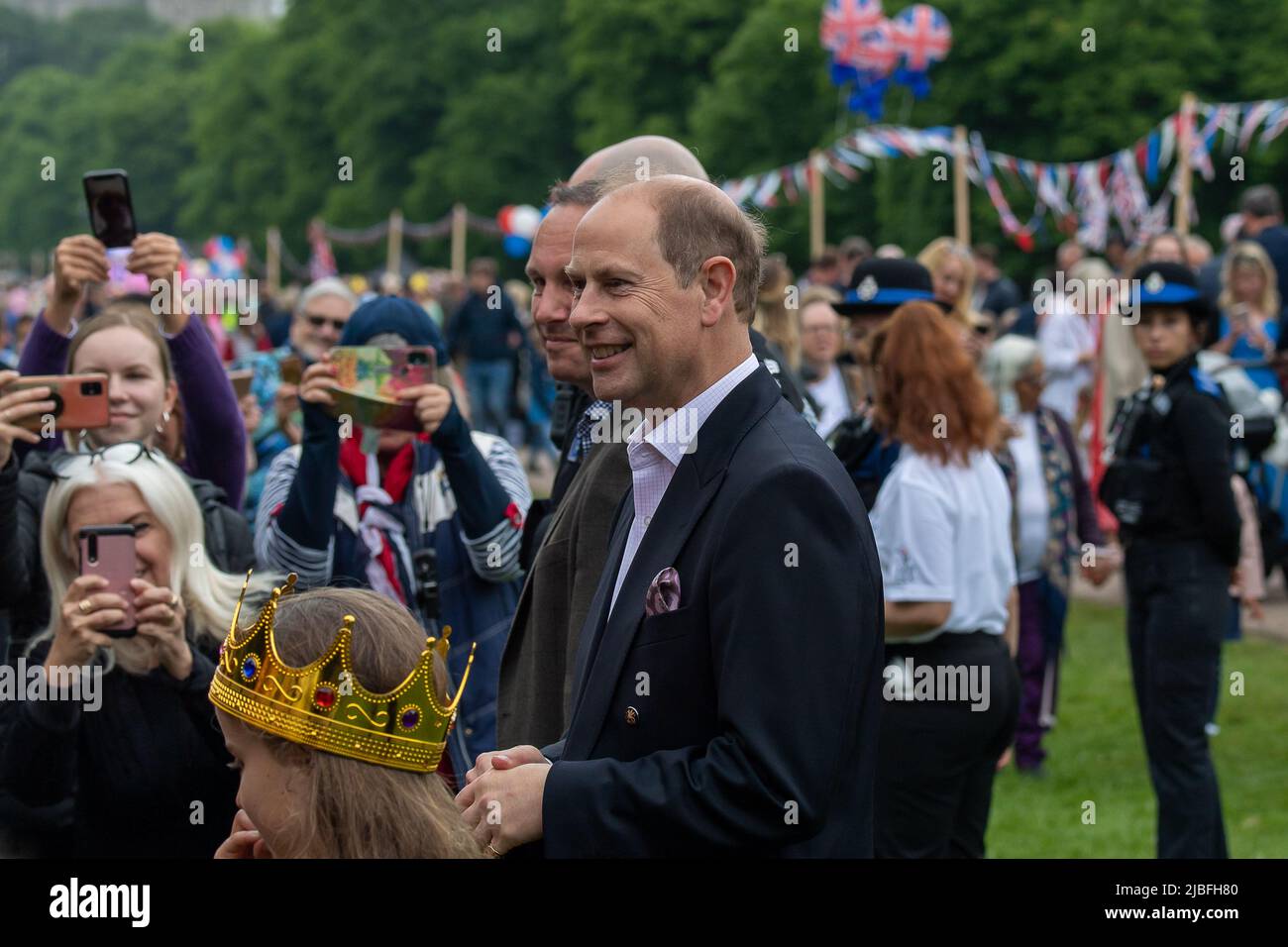 Windsor, Berkshire, Regno Unito. 5th giugno 2022. Migliaia di persone sono venute oggi alla Long Walk di Windsor per partecipare al Big Lunch di Windsor per il Platinum Jubilee. I tavoli fiancheggiavano il lungo cammino e il principe Edoardo, conte di Wessex e Sophie, la contessa di Wessex venne a incontrare i goers del partito. Credit: Maureen McLean/Alamy Live News Foto Stock