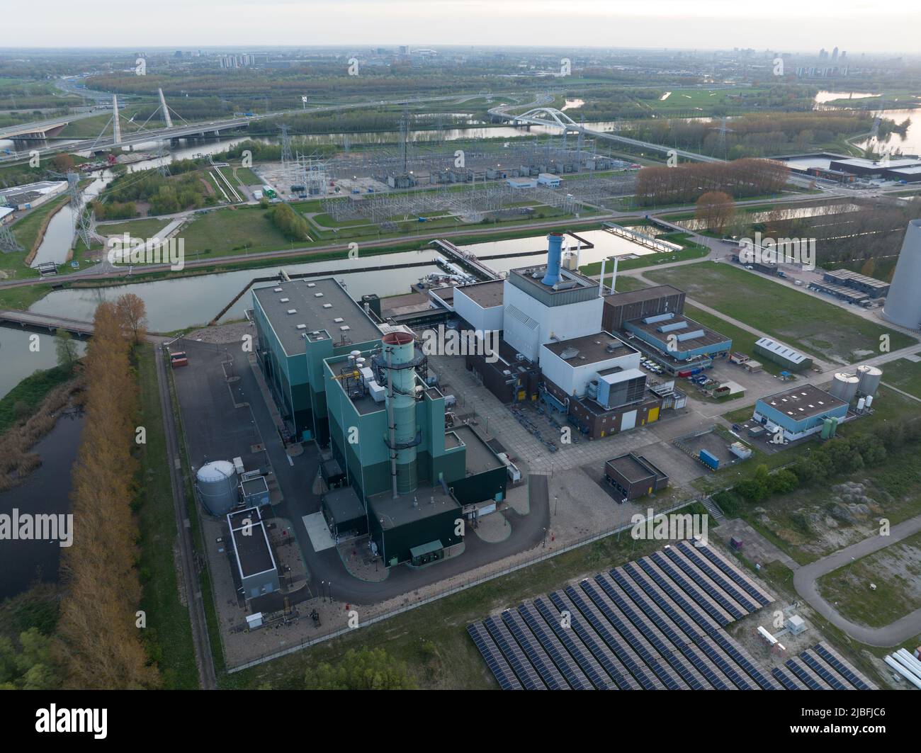Stazione di generazione di elettricità infrastruttura di cogenerazione centrale elettrica centrale elettrica per generare elettricità e calore per le famiglie in Diemen Foto Stock