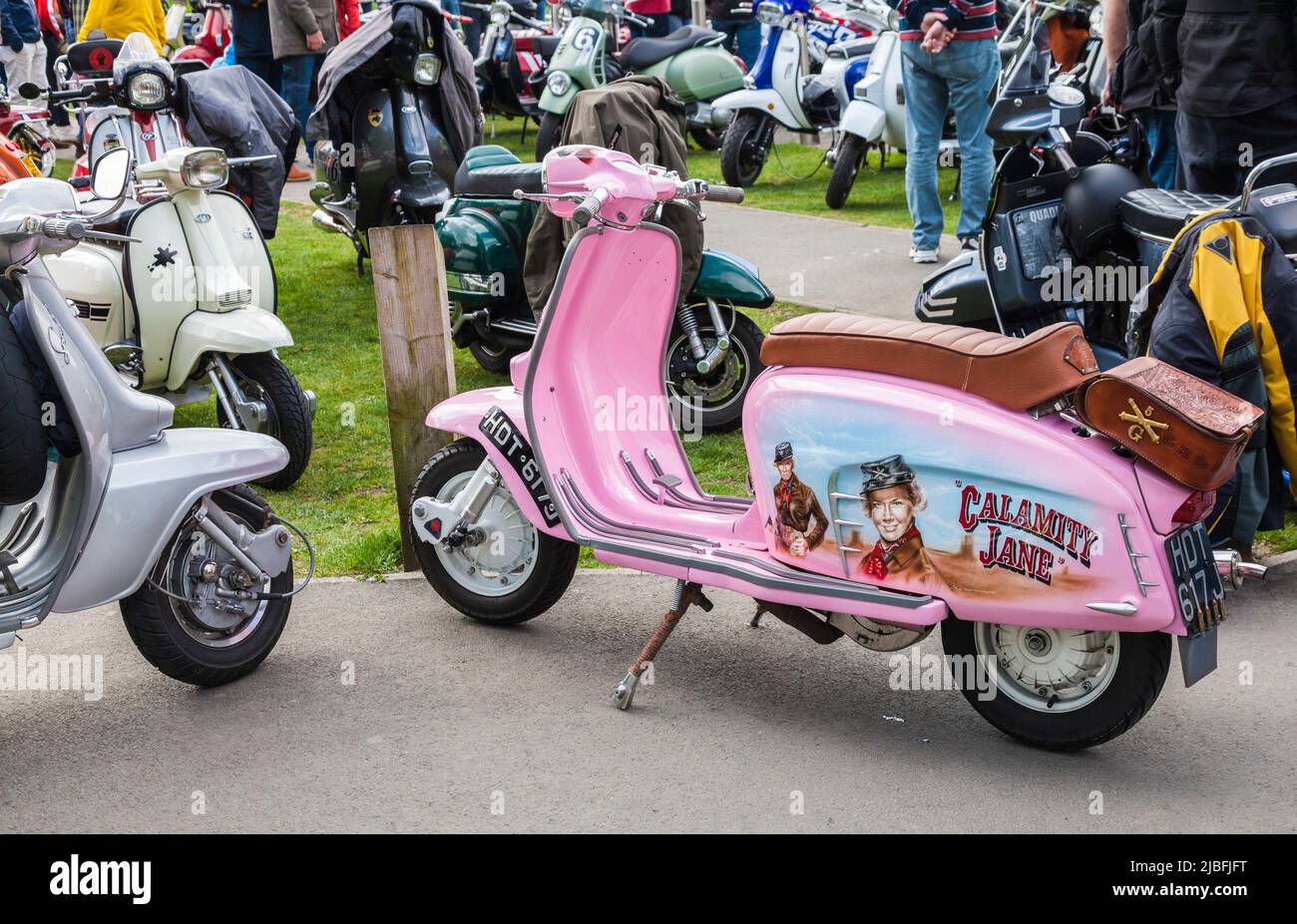 Vespa e Lambetta scooters parcheggiati in Bowness su Windermere nel Lake District, Inghilterra, UK.Calamity Jane livrea Foto Stock