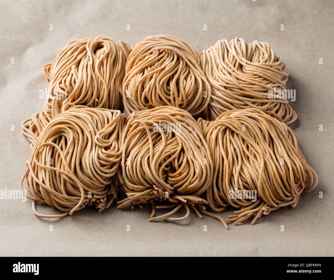 Tagliatelle crude fatte a mano Foto Stock