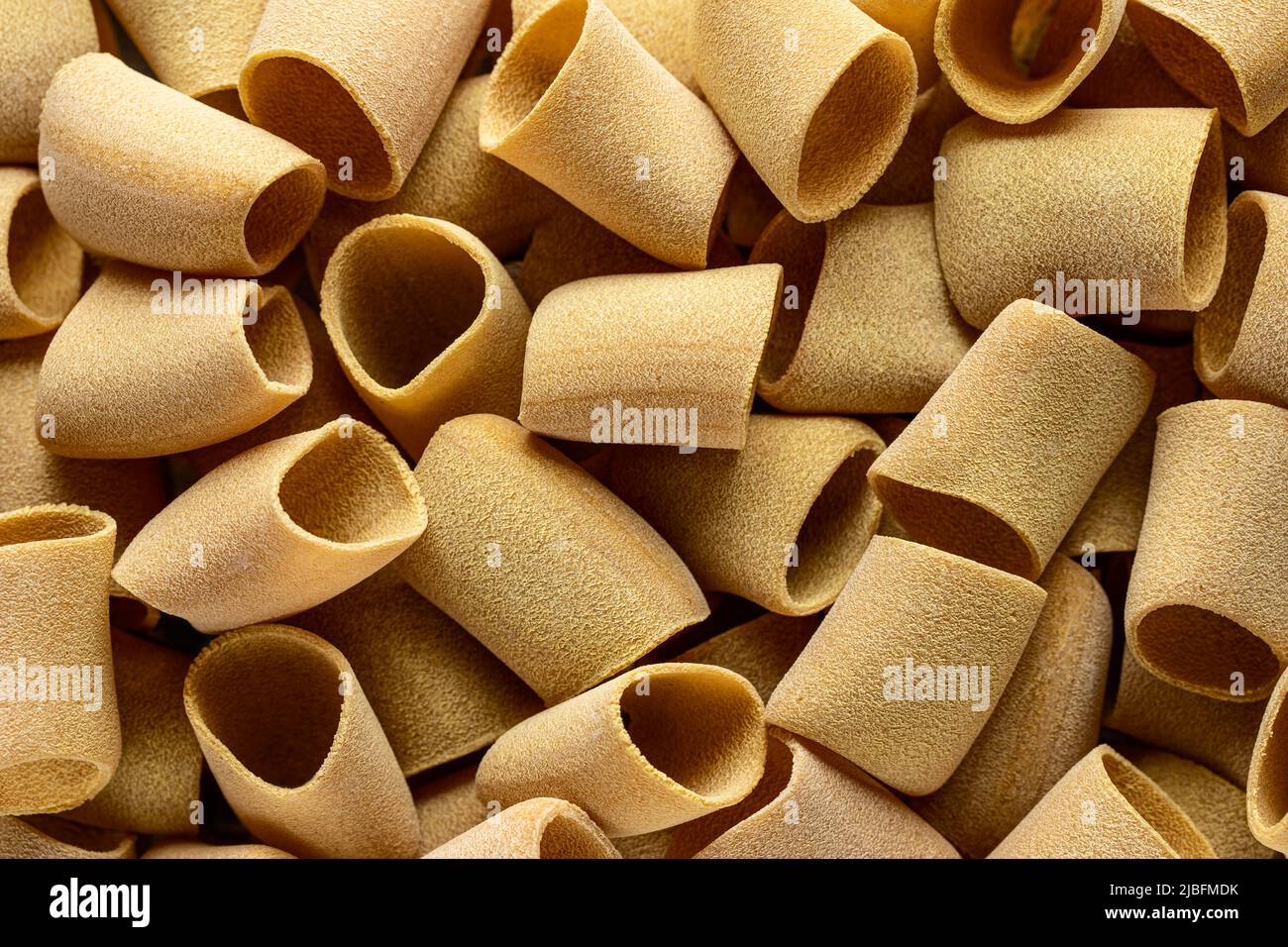 Vista ravvicinata dei paccheri crudi Foto Stock