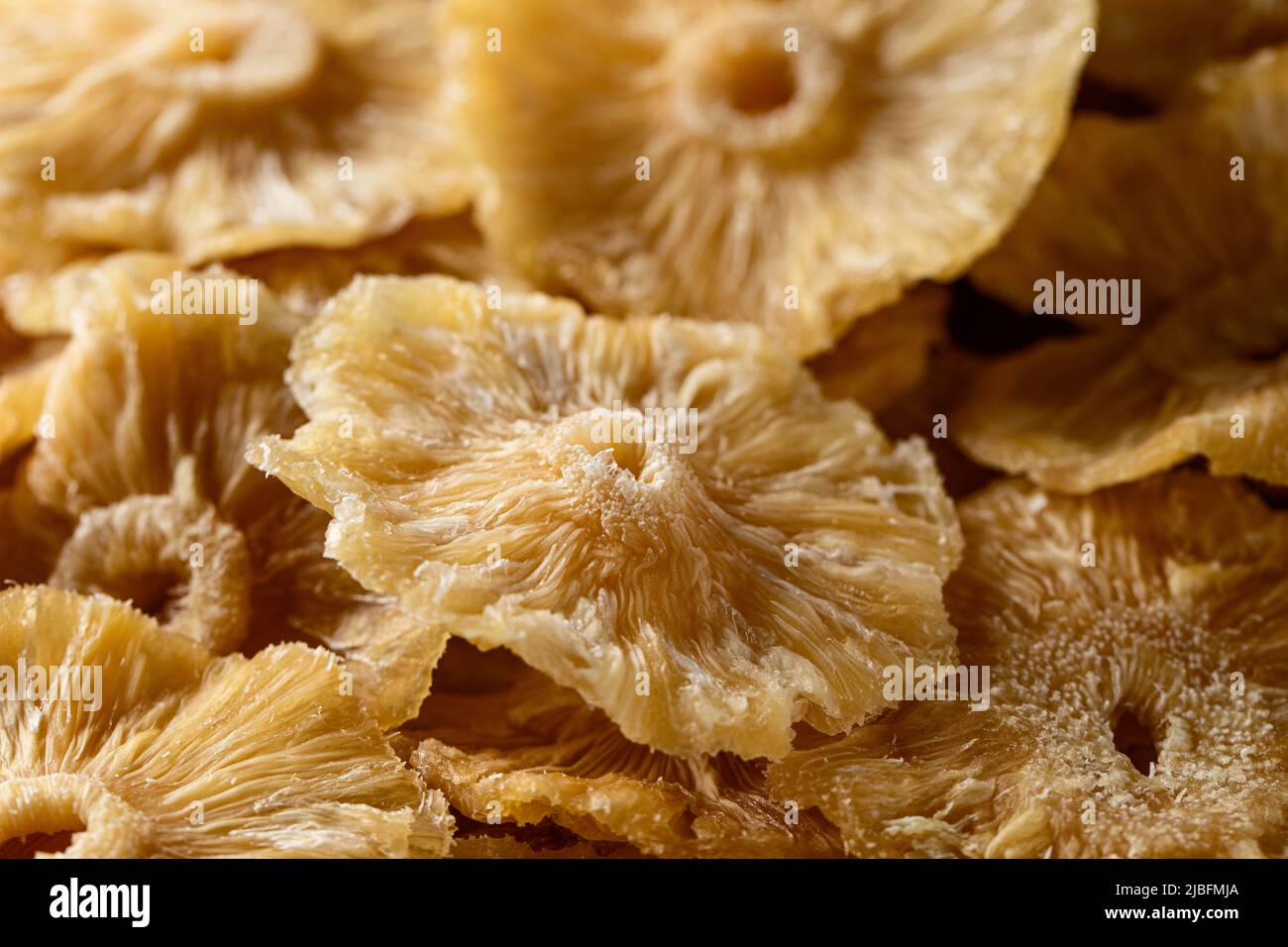 Vista ravvicinata dall'alto delle fette di ananas essiccate Foto Stock