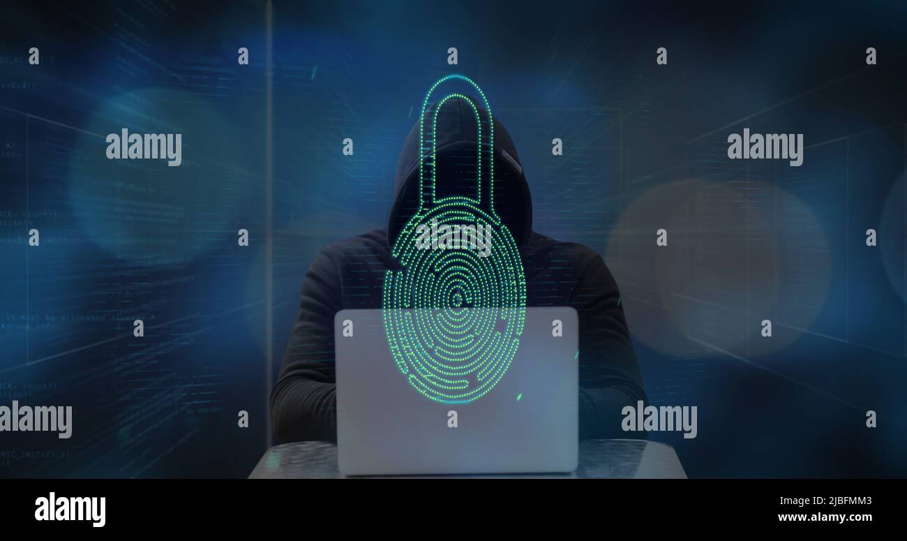 Elaborazione dei dati di sicurezza informatica contro gli hacker di sesso maschile utilizzando un computer portatile Foto Stock