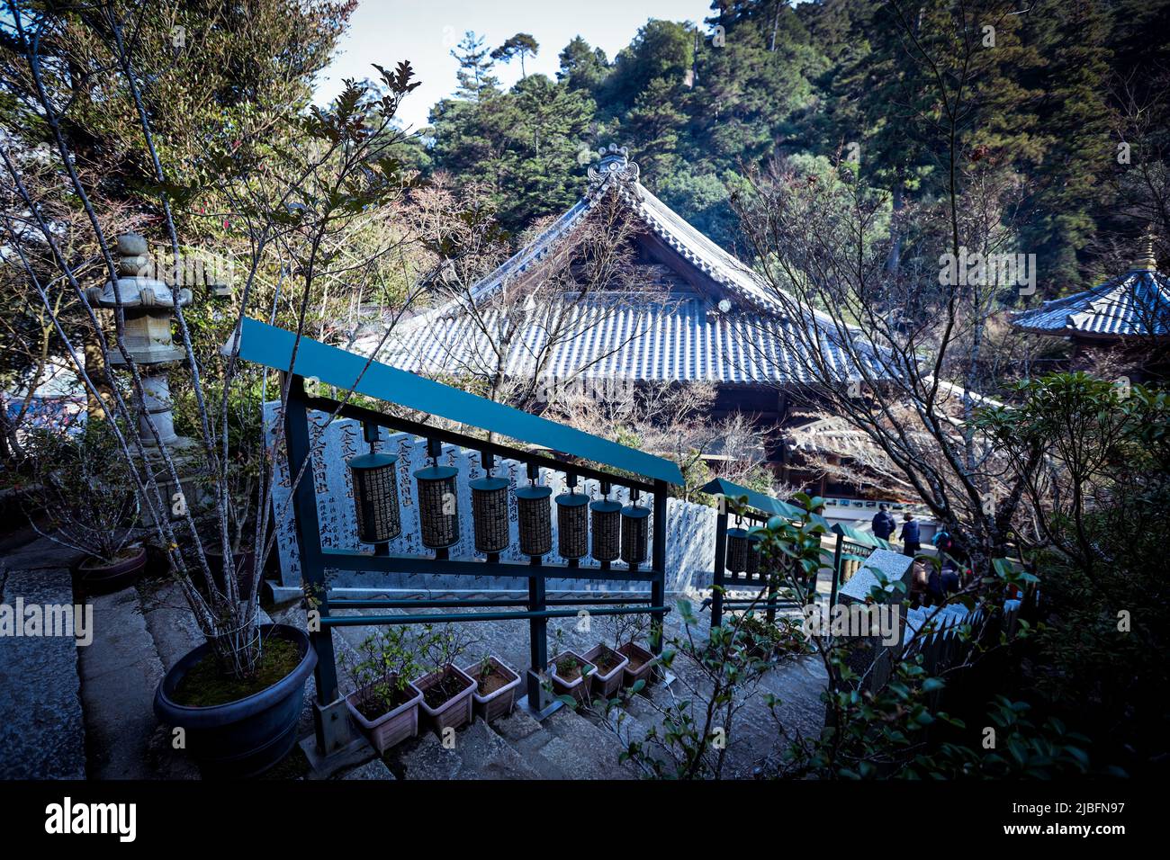 Tempio di Itsukushima e per le strade circostanti Foto Stock
