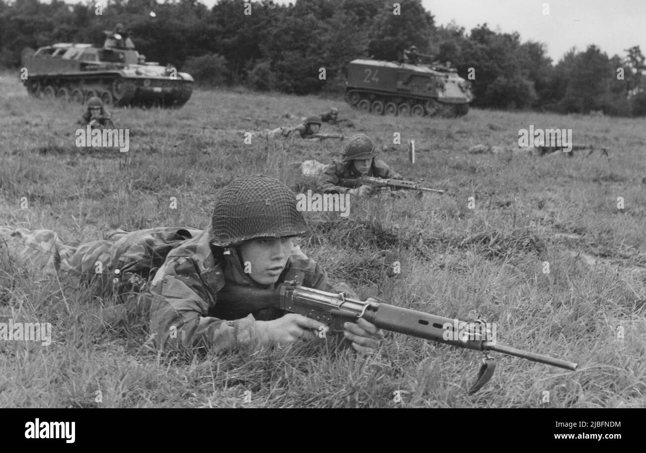 Esercito belga soldato FN FAL fucile Foto Stock