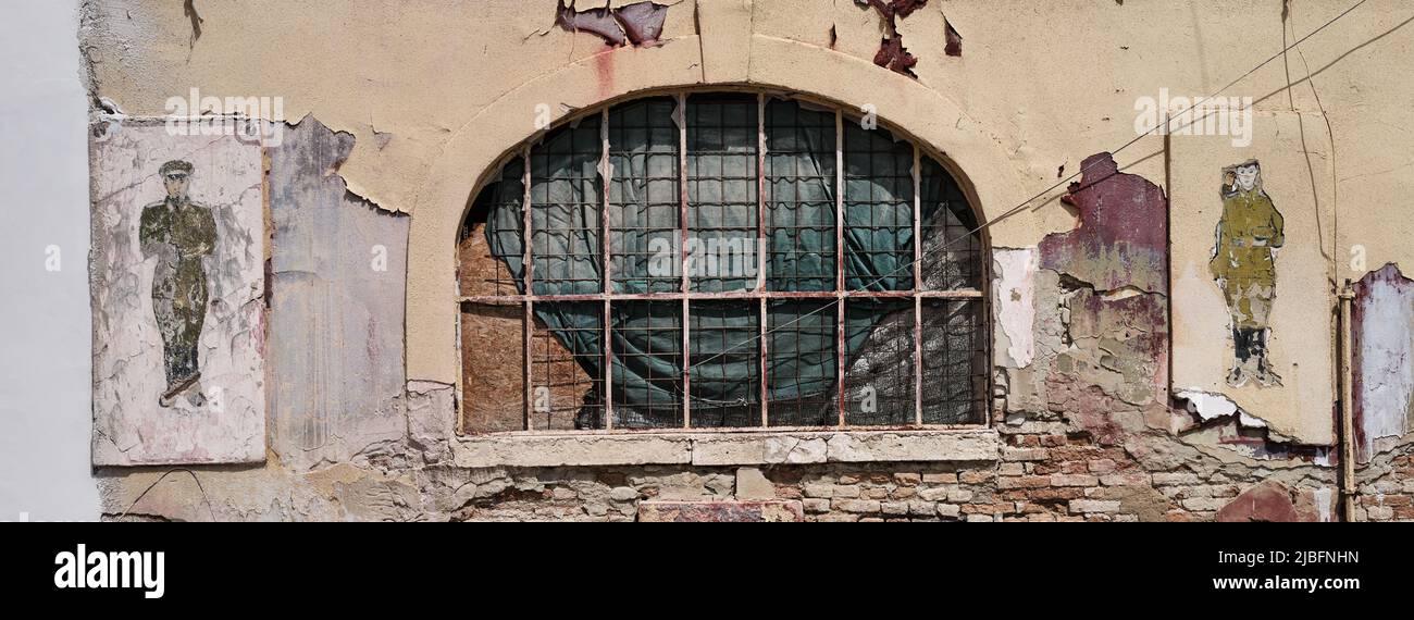 Sbiaditi 1968 murales di soldati dell'era dell'occupazione sulla facciata della fortezza di Komárno a Komárno, Slovacchia. Foto Stock