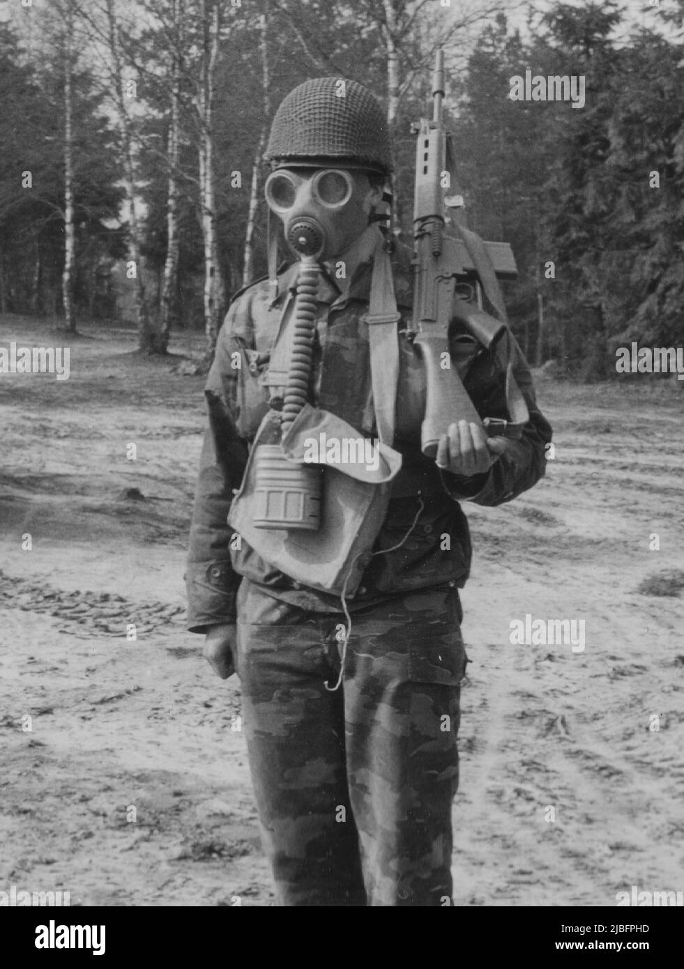 Fucile e maschera a gas del soldato belga FN Foto Stock