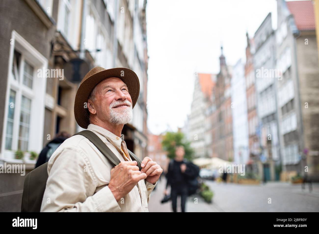 Tour turistico senior all'aperto nella città storica. Foto Stock