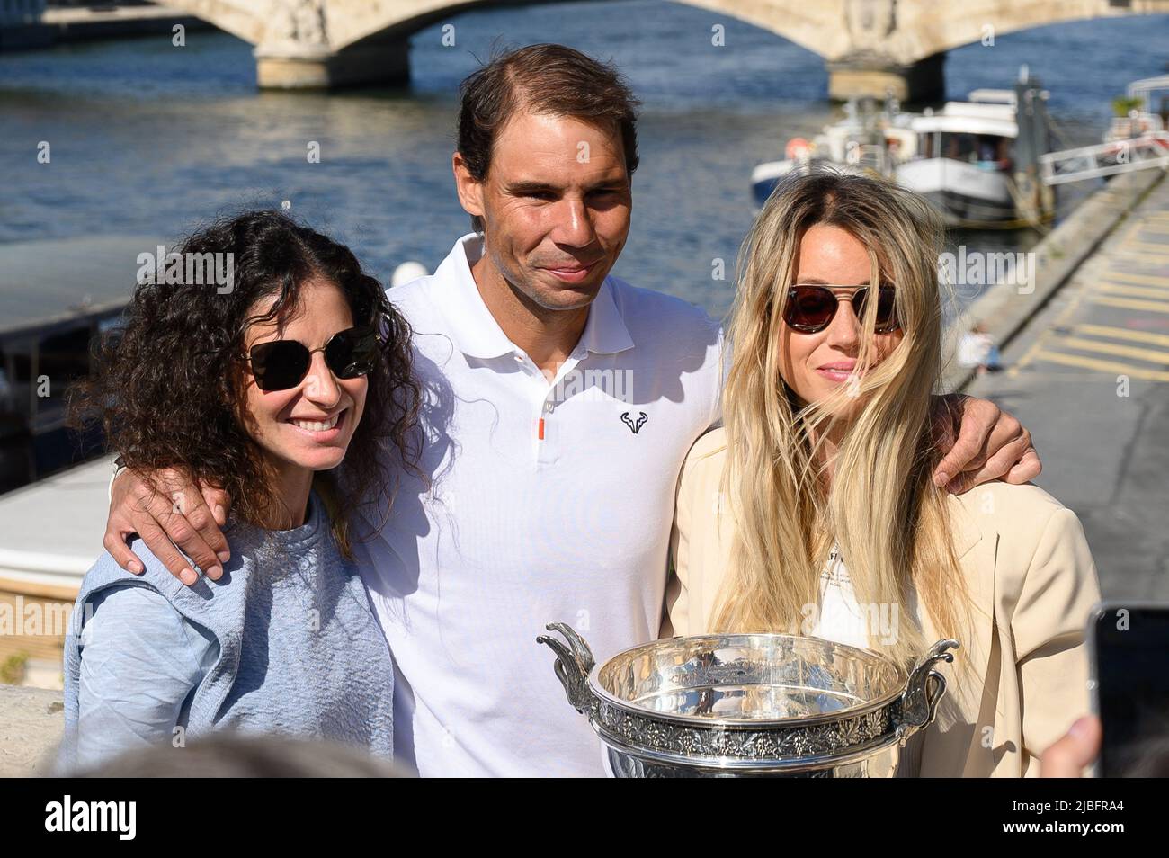 Parigi, Francia, 06/06/2022, Xisca Panello, Rafael Nadal e sua sorella Maria Isabel Nadal posano per una foto con la Coppa dei moschettieri durante una fotografia per la sua vittoria del 14th a Roland Garros il 6 giugno 2022 al ponte Alexandre III di Parigi, Francia. Foto di Laurent Zabulon/ABACAPRESS.COM Foto Stock