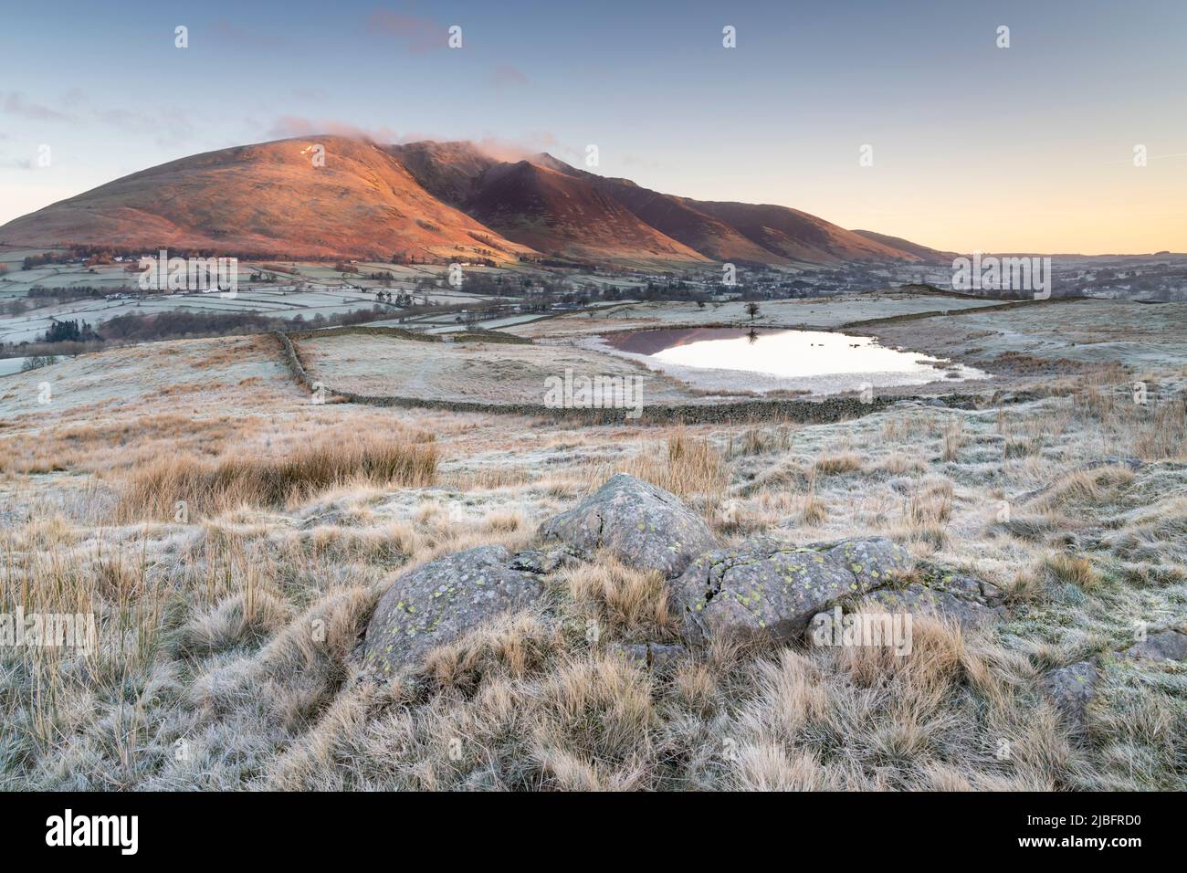 Alba. Tewet Tarn, Keswick, Lake District, Cumbria, Regno Unito. 7 marzo 2022. Fotografia di Richard Holmes. Foto Stock