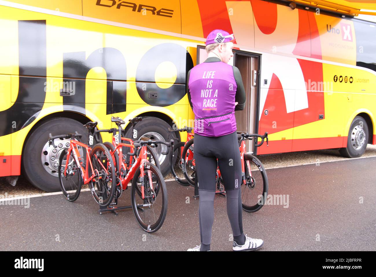 Colchester, Regno Unito. 06th Giu 2022. La tappa uno del Women's Tour inizia dallo Sports Park a Northern Gateway a Colchester, terminando più tardi oggi a Bury St. Edmunds. Uno-X Pro-Cycling team bus e biciclette. Credit: Eastern views/Alamy Live News Foto Stock