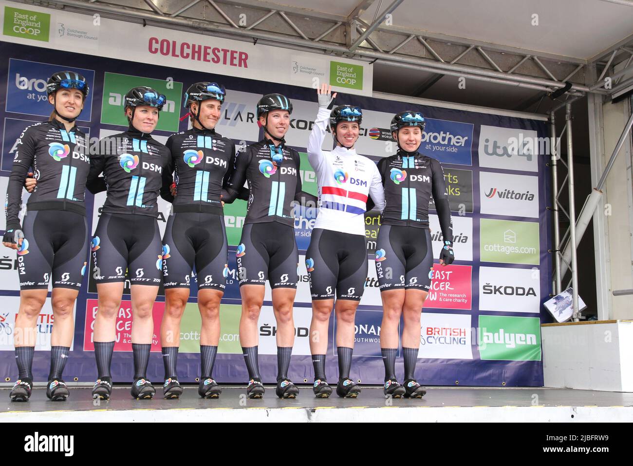 Colchester, Regno Unito. 06th Giu 2022. La tappa uno del Women's Tour inizia dallo Sports Park a Northern Gateway a Colchester, terminando più tardi oggi a Bury St. Edmunds. Il team DSM è stato presentato alla folla. Da sinistra a destra ci sono Leah Kirchmann, Charlotte Kool, Franziska Koch, Lorena Wiebes, Pfeiffer Georgi e Megan Jastrab. Credit: Eastern views/Alamy Live News Foto Stock