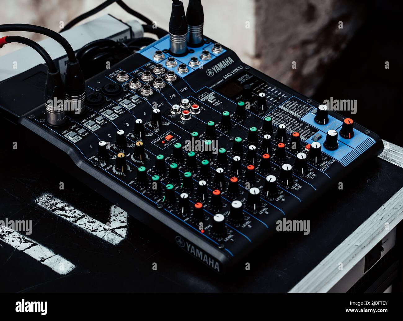 Kazan, Tatarstan, Russia. Maggio 29, 2022. Controller del mixer audio nella sala di controllo. Un sistema audio di qualità per i professionisti. Pulsanti e fader del mixer Foto Stock