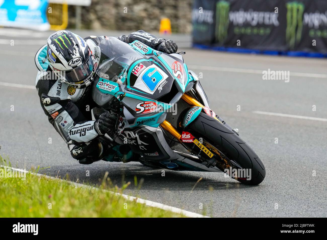 Douglas, isola di Man. 06th giugno 2022. Michael Dunlop (Yamaha 600), in rappresentanza del team MD Racing, ha vinto la gara 1 di Monster Energy Supersport TT all'Isle of Man di Douglas, Isle of Man il 6 giugno 2022. Foto di David Horn/prime Media Images Credit: Prime Media Images/Alamy Live News Foto Stock