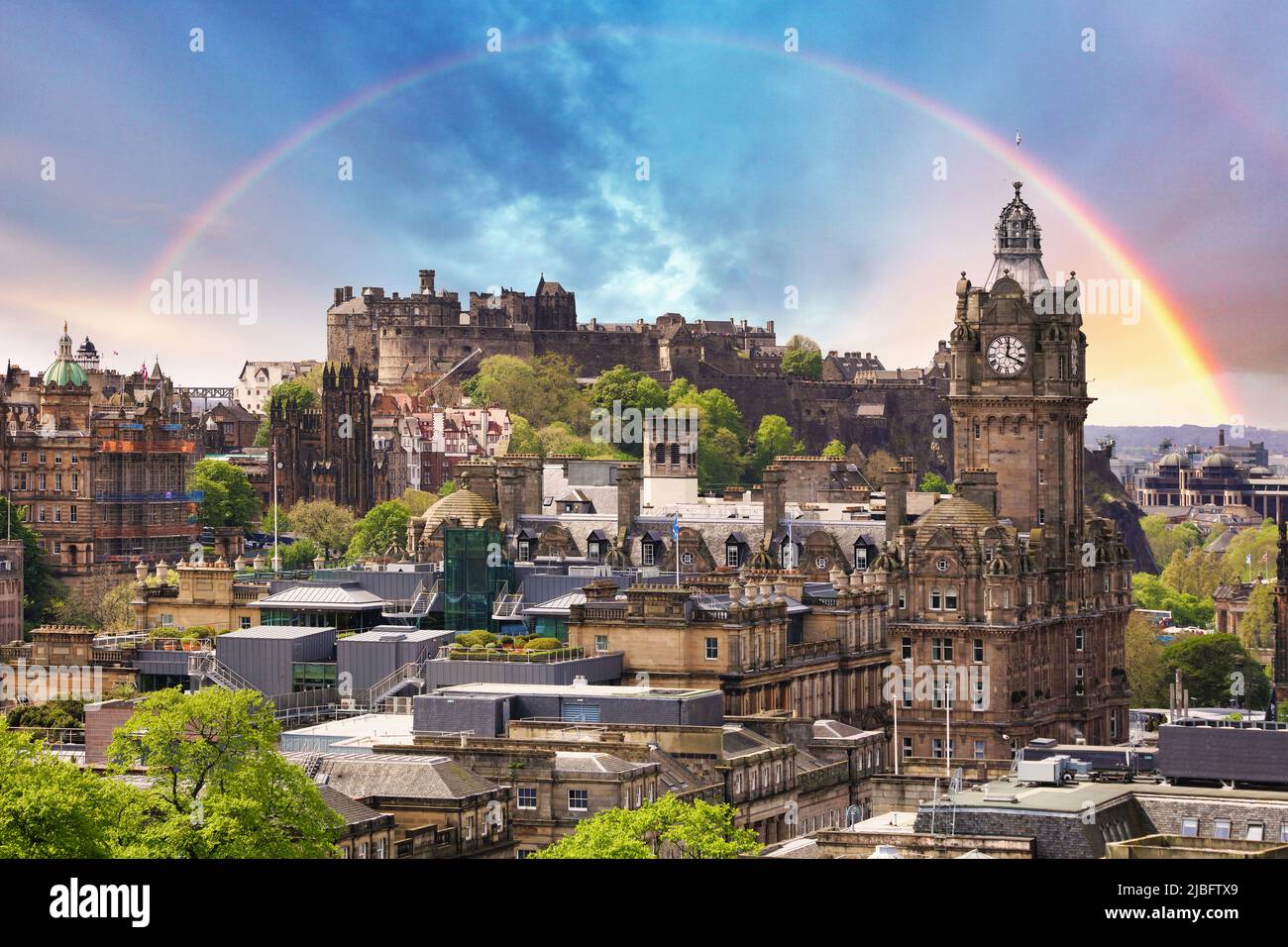 Rainbow sopra il castello di Edimburgo, vista da Calton Hill, Scozia Foto Stock
