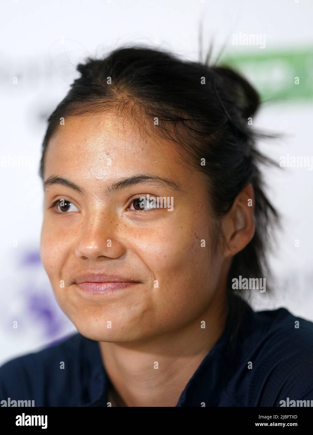 Emma Raducanu durante una conferenza stampa il terzo giorno del Rothesay Open 2022 presso il Nottingham Tennis Centre di Nottingham. Data foto: Lunedì 6 giugno 2022. Foto Stock