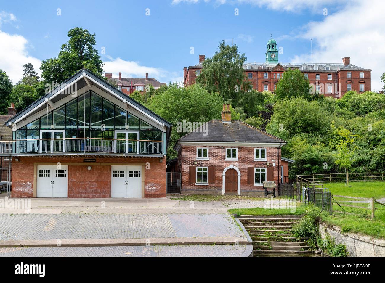 Shrewsbury School Boat Club sul fiume Severn, Shrewsbury, Shropshire, Inghilterra, Regno Unito. Foto Stock