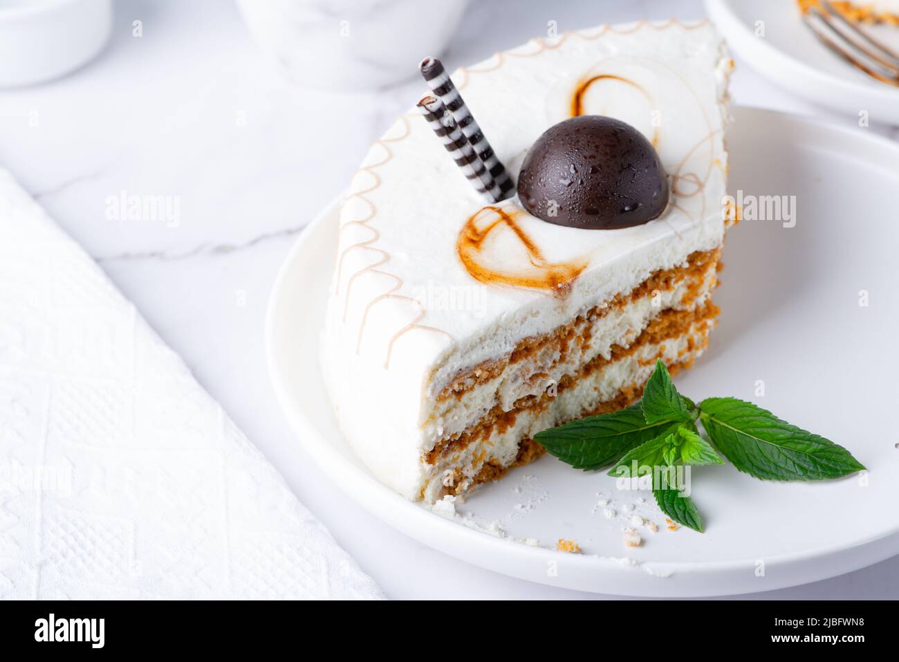 Cheesecake su un tavolo leggero. La torta è decorata con cioccolato. Foto Stock