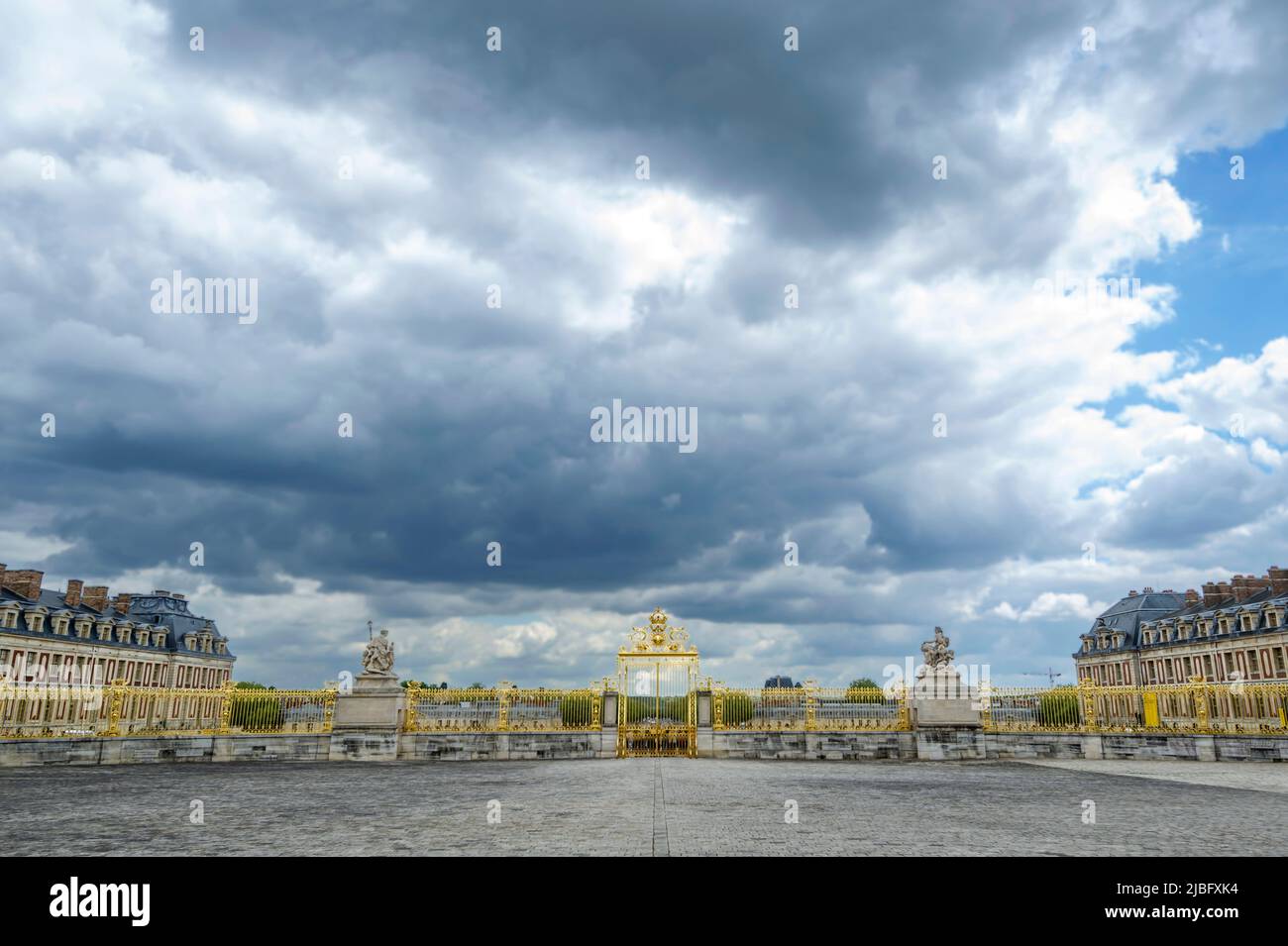 Piazza lastricata di pietra di fronte al palazzo di Versailles Foto Stock