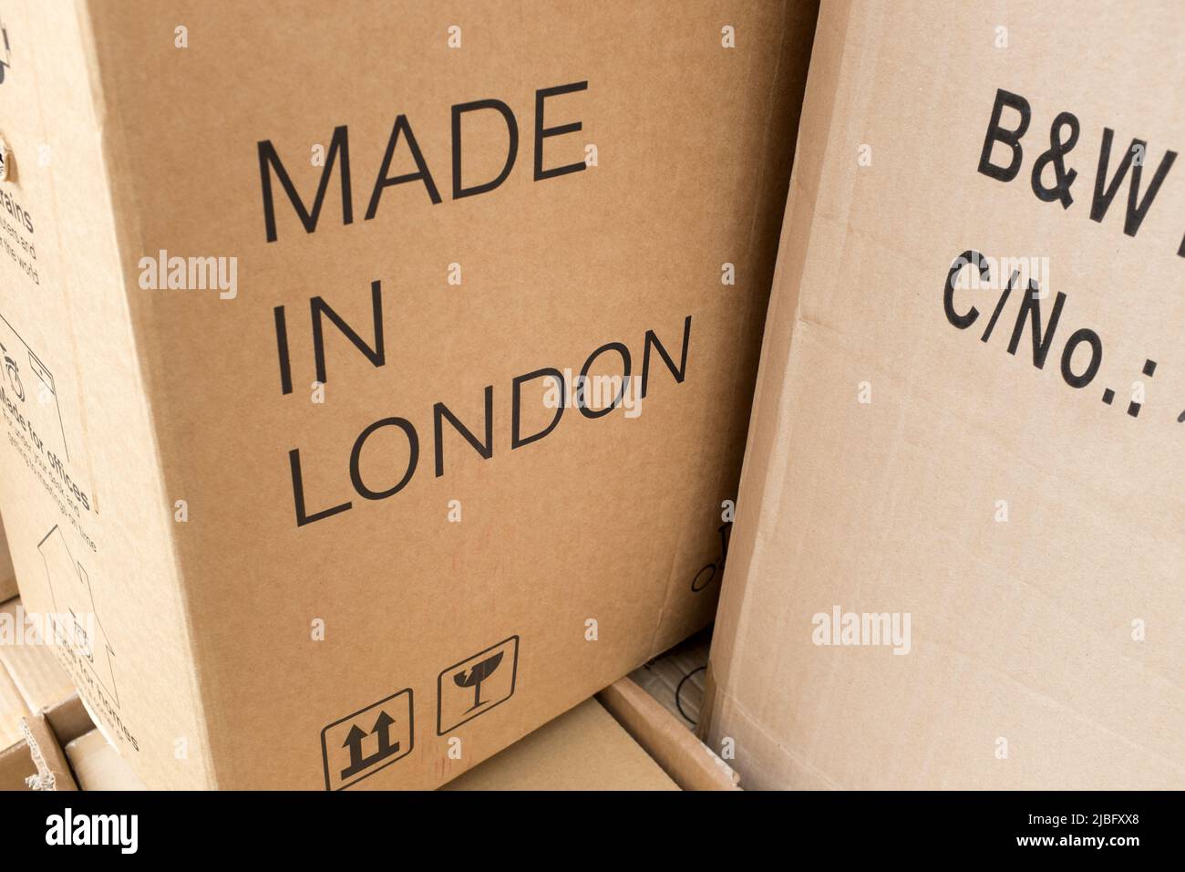 Grandi scatole di cartone con le parole made in London stampate in lettere maiuscole Foto Stock