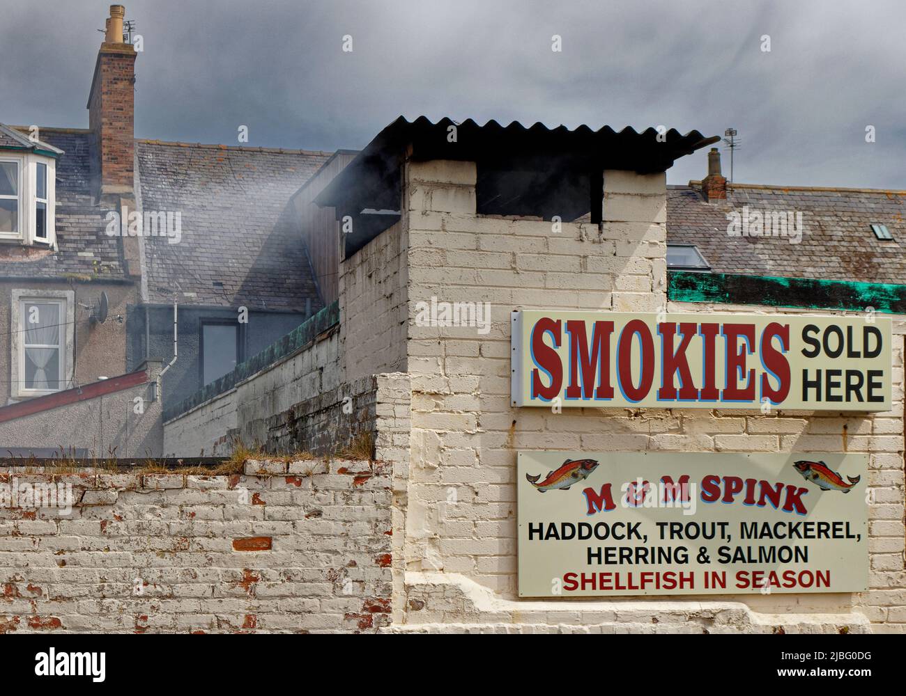 ARBROATH ANGUS SCOTLAND SMOKIES HA VENDUTO QUI UNA GRANDE NUBE DI FUMO DAL CAMINO SMOKE ROOM Foto Stock