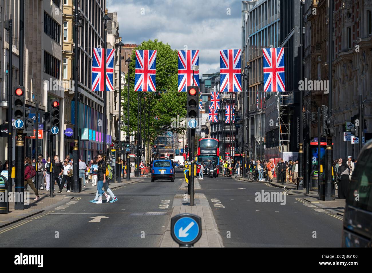 LONDRA - 18 maggio 2022: Bandiere di Union Jack appese sopra la strada trafficata per la celebrazione del Giubileo di Londra Foto Stock