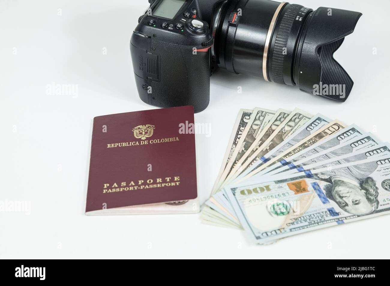 Concetto di viaggio, passaporto colombiano con bollette in dollari per viaggi all'estero. Foto Stock