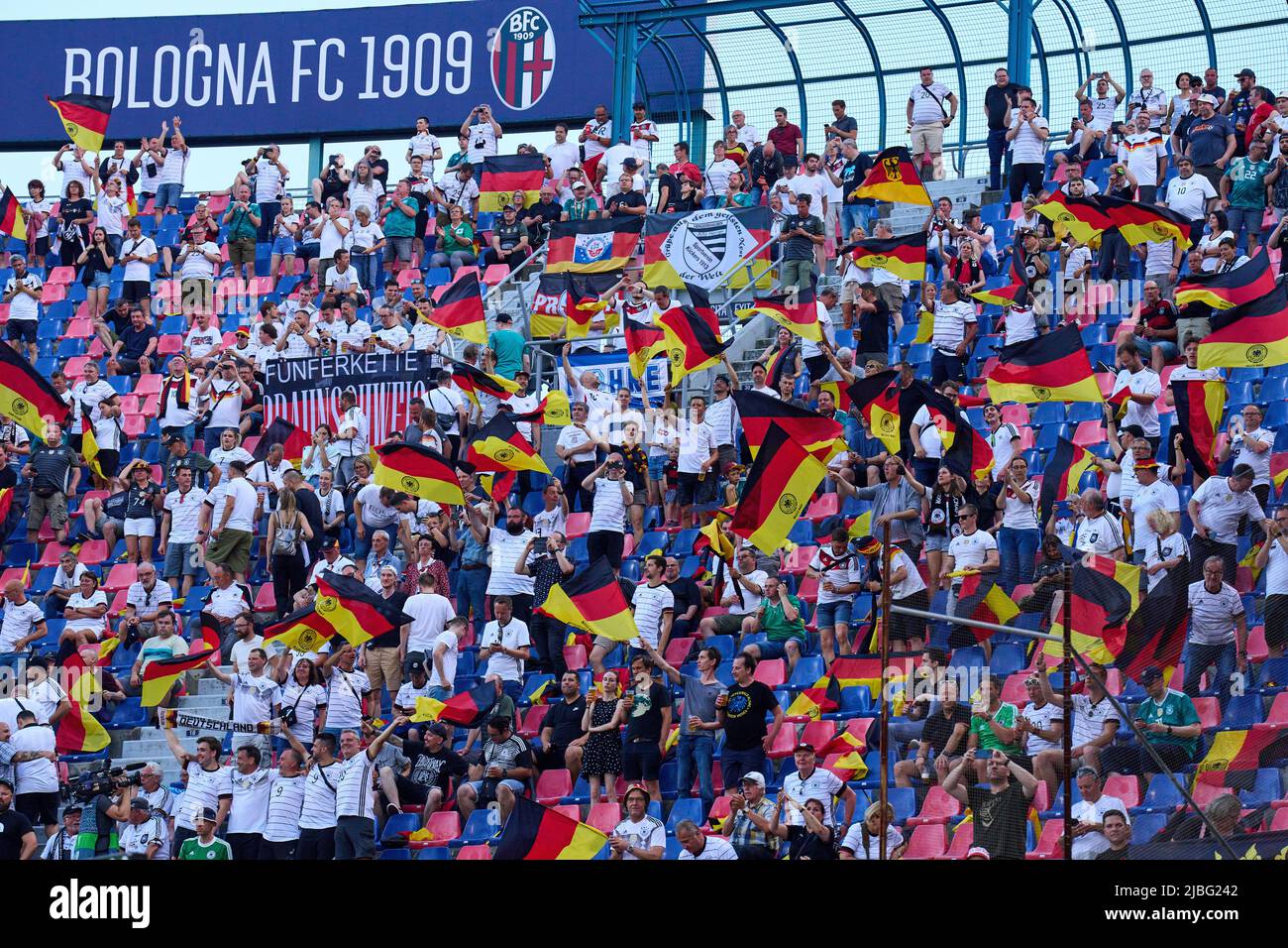 DFB e ITA tifosi della UEFA Nations League 2022 partita ITALIA - GERMANIA 1-1 nella stagione 2022/2023 giugno 04, 2022 a Bologna, Italia. © Peter Schatz / Alamy Live News Foto Stock