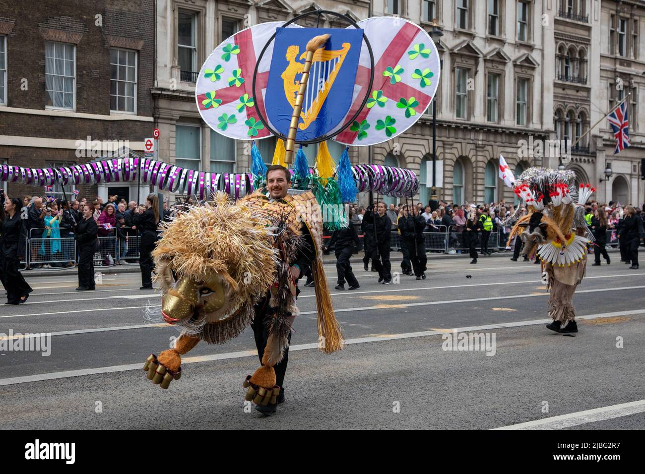 Londra, Regno Unito. 5th giugno 2022. Un uomo vestito da leone faceva parte di un Pageant del Platinum Jubilee di 7 mila persone, tenuto nel centro di Londra per segnare i 70 anni di sua Maestà sul trono. La colorata sfilata si snoda lungo Whitehall, The Mall e oltre Buckingham Palace ed è stata descritta da molti come un evento unico nella vita. Credit: Kiki Streitberger / Alamy Live News Foto Stock