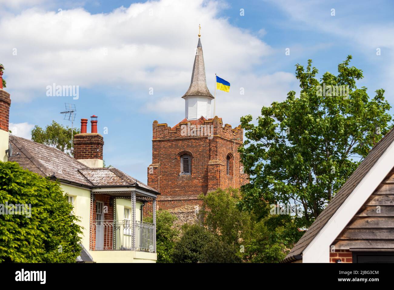 St Mary la Chiesa della Vergine, Maldon Essex Inghilterra Gran Bretagna Regno Unito. Battenti bandiera Ucraina Foto Stock