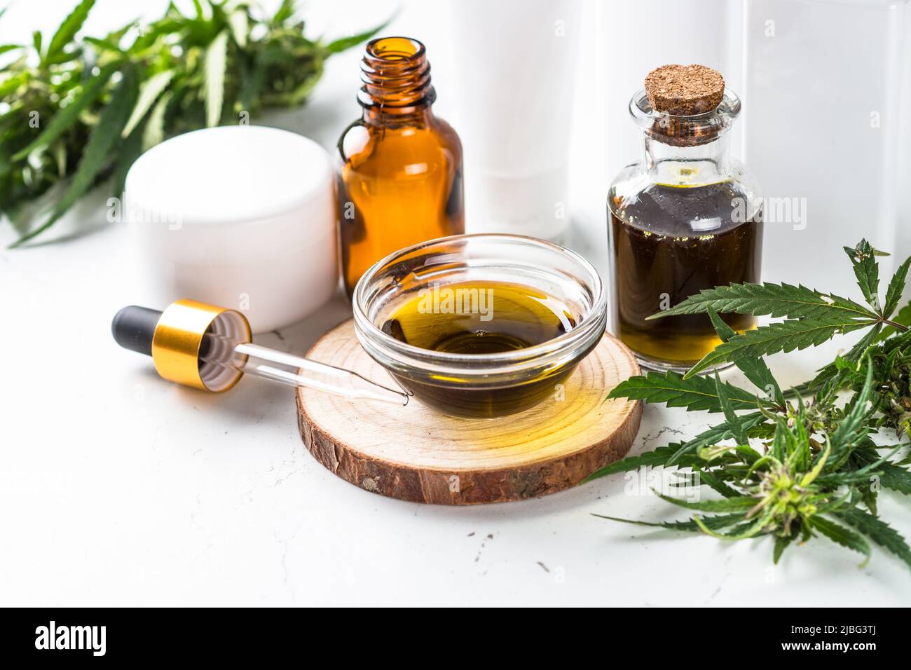 Prodotti cosmetici di cannabis su sfondo bianco da vicino. Foto Stock