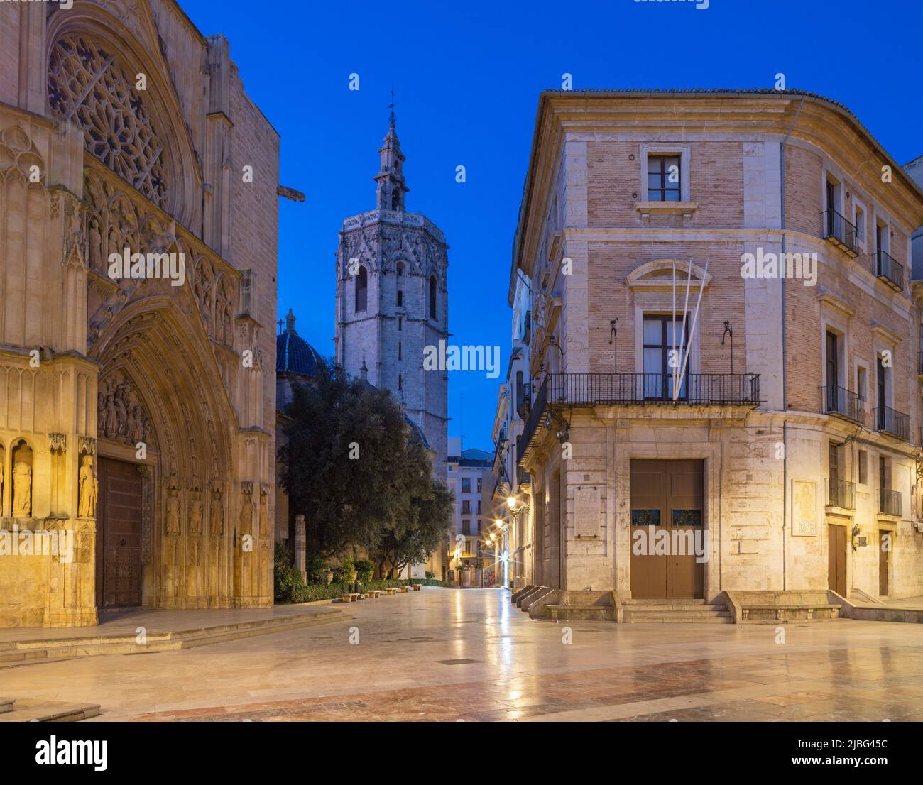 Valencia - la piazza Plaza de Mare de Deu con la Cattedrale al tramonto. Foto Stock