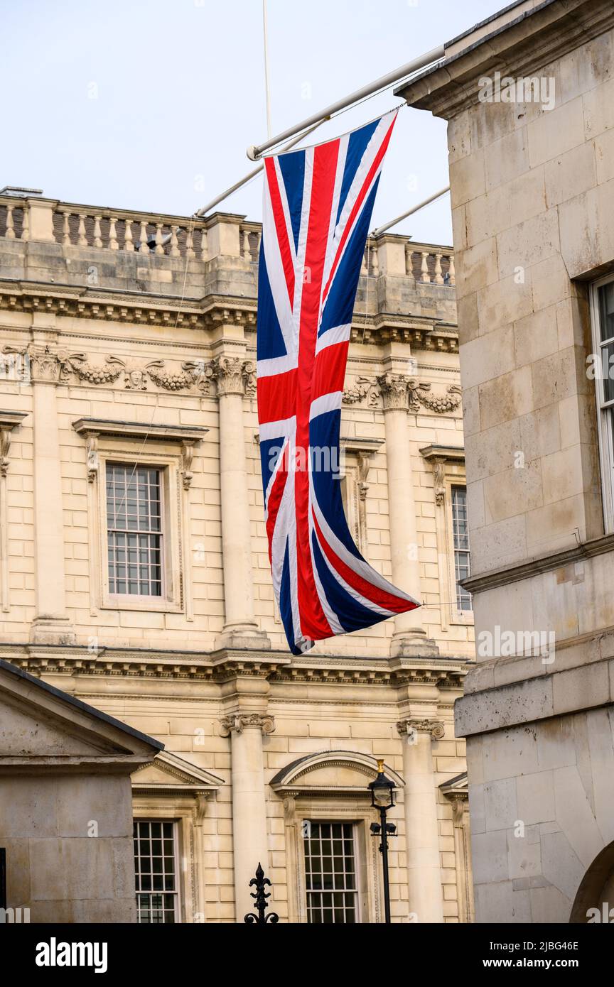 LONDRA - 18 maggio 2022: Bandiera Union Jack appesa ai classici edifici in pietra di Londra Foto Stock