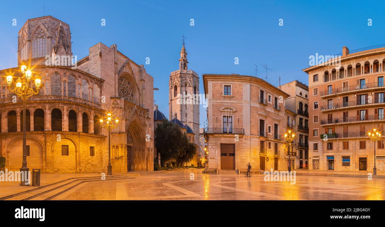 Valencia - la piazza Plaza de Mare de Deu con la Cattedrale alla luce del mattino. Foto Stock