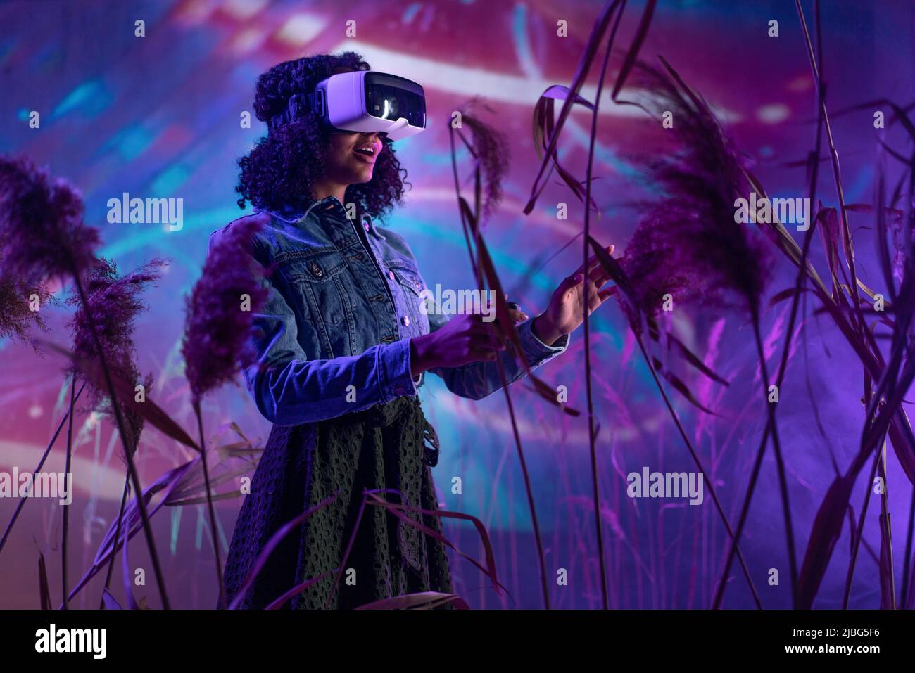 Tecnologia metaverse digital cyber World, donna con occhiali per realtà virtuale VR che gioca a realtà aumentata, stile di vita futuristico Foto Stock