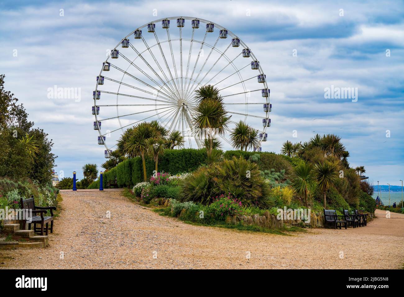 Vista sull'Eastbourne Eye - Big Wheel, lungo il lungomare. Eastbourne, East Sussex, Inghilterra, Regno Unito Foto Stock