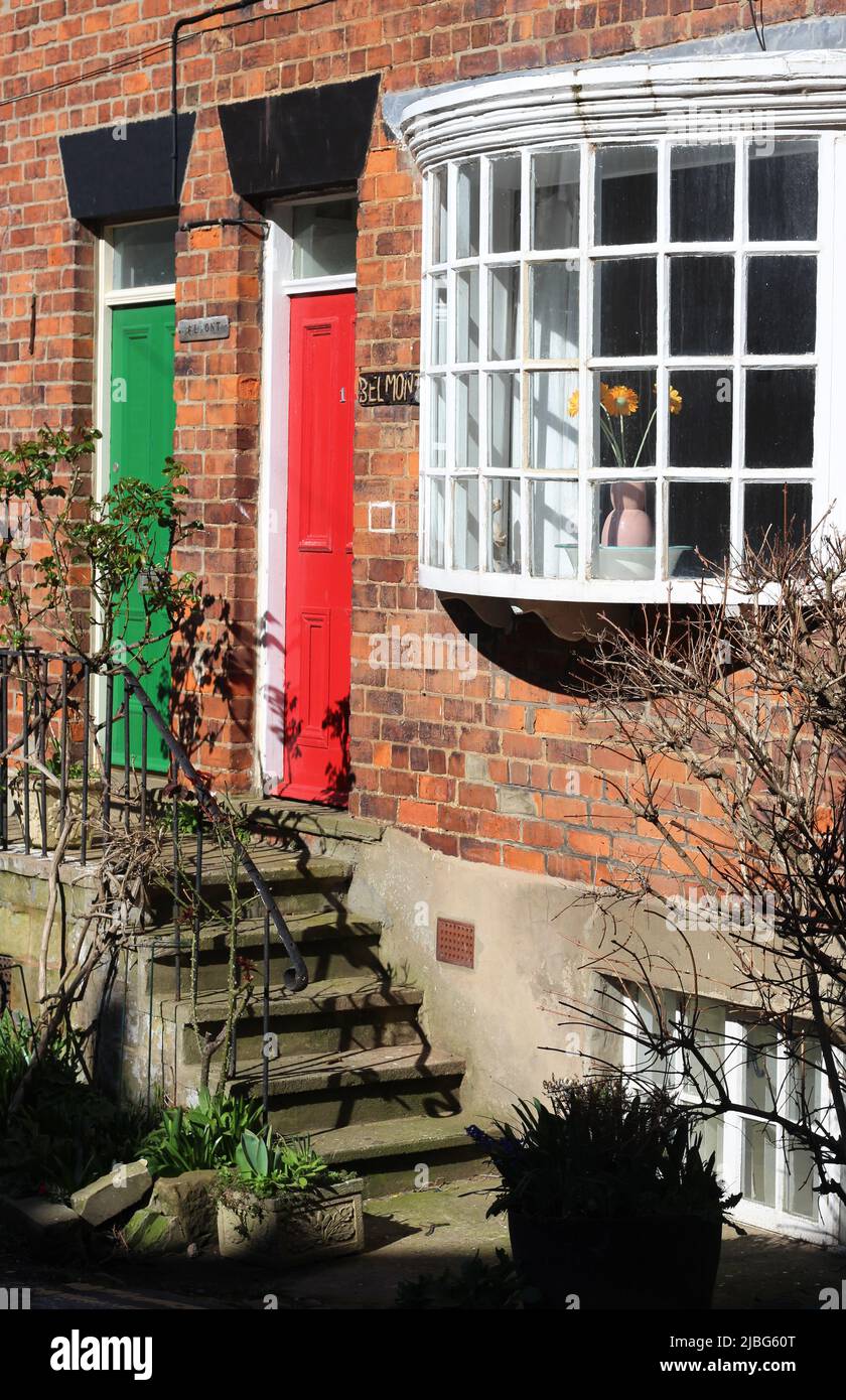 Le porte colorate di case a Staithes, Yorkshire Foto Stock