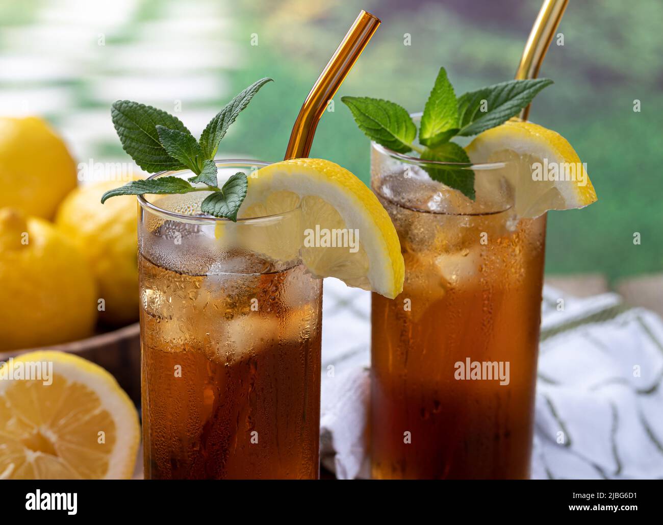 Primo piano di due bicchieri di tè freddo con fette di limone, menta e cubetti di ghiaccio Foto Stock