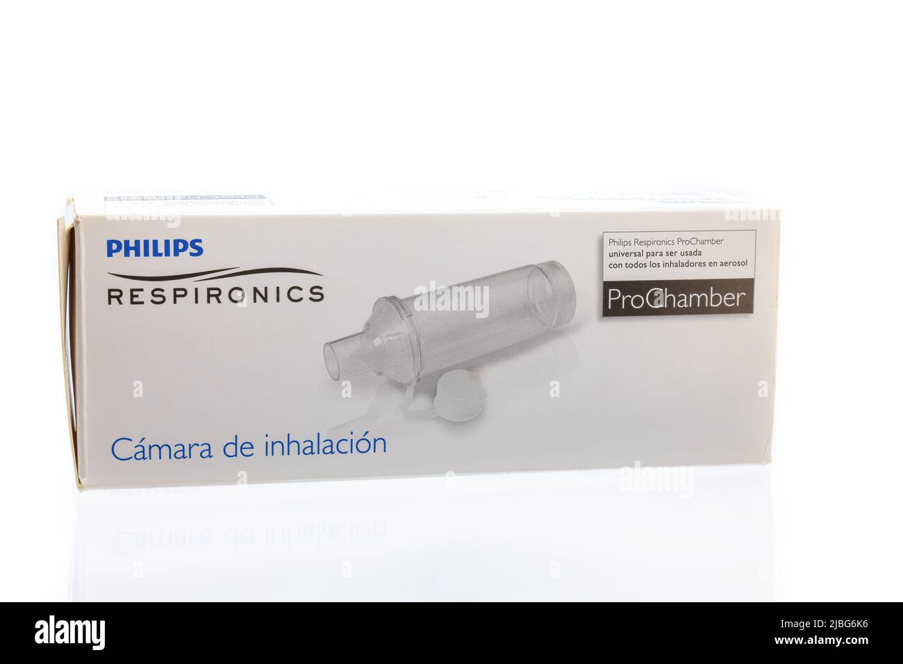 Huelva, Spagna - 4 giugno 2022: Scatola spagnola contenente una camera di inalazione della marca Respironics, prodotta da Philips. ProChamber è il profes Foto Stock