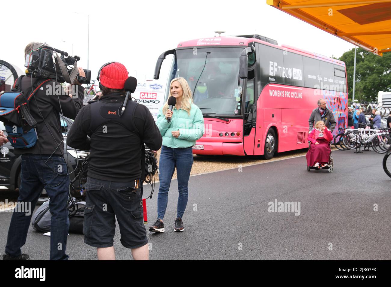 Colchester, Regno Unito. 06th Giu 2022. La tappa uno del Women's Tour inizia dallo Sports Park a Northern Gateway a Colchester, terminando più tardi oggi a Bury St. Edmunds. Hannah East, presentatore TV, ha provato le riprese dal vivo prima della gara. Credit: Eastern views/Alamy Live News Foto Stock