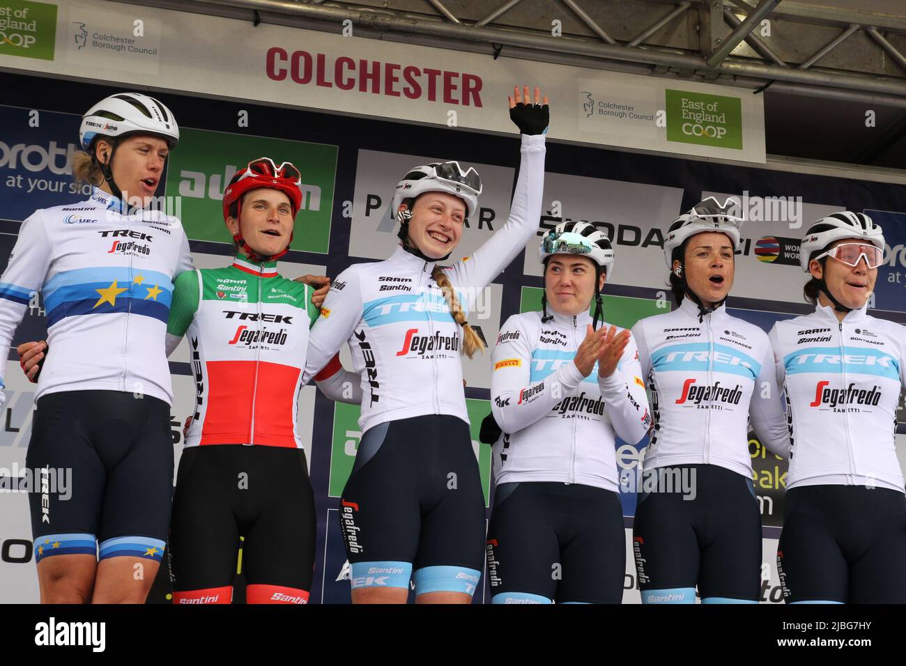Colchester, Regno Unito. 06th Giu 2022. La tappa uno del Women's Tour inizia dallo Sports Park a Northern Gateway a Colchester, terminando più tardi oggi a Bury St. Edmunds. Il team Trek-Segafredo è stato presentato alla folla prima della gara. Nelle foto sono raffigurati il campione del mondo del cronometro Ellen Van Dijk, campione nazionale italiano Elisa Longo Borghini, Elynor Backstedt, Chloe Hosking, Audrey Cordon-Ragot e Lauretta Hanson. Credit: Eastern views/Alamy Live News Foto Stock