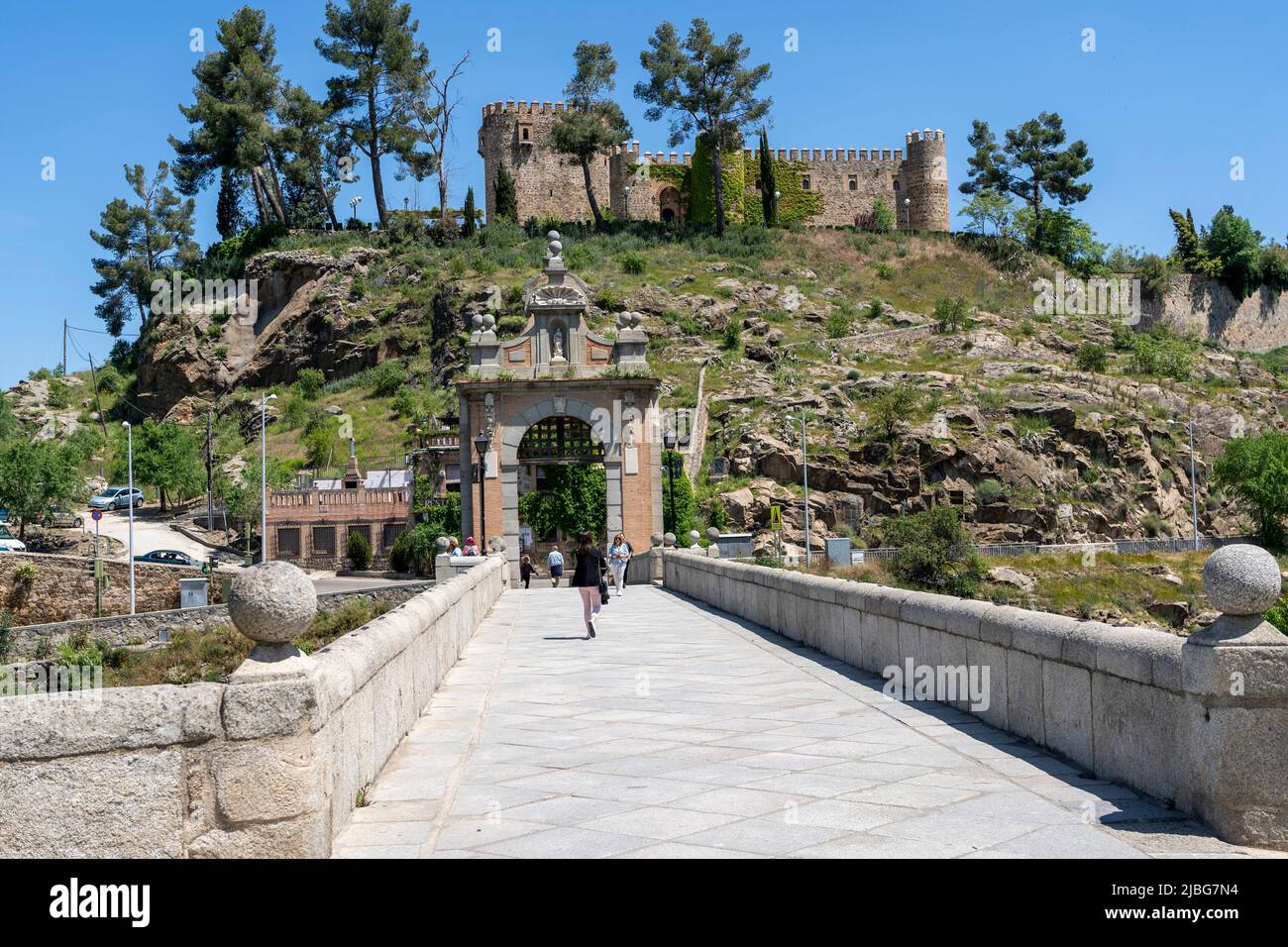 Castello di San Servando sopra il ponte romano Puente de Alcántara sul fiume Tago a Toledo centro della Spagna. Foto Stock