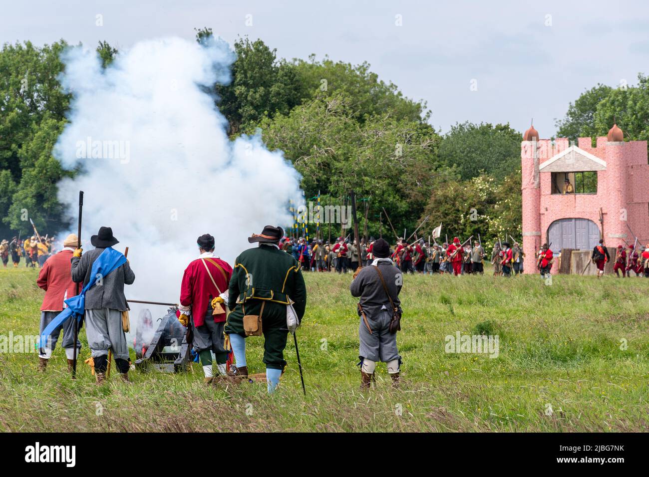 Il Sealed Knot eseguì una rievocazione della guerra civile inglese dell'assedio di Basing House per il Giubileo del platino della Regina, 2022 giugno, Hampshire, Regno Unito Foto Stock Il Sealed Knot eseguì una rievocazione della guerra civile inglese dell'assedio di Basing House per il Giubileo del platino della Regina, 2022 giugno, Hampshire, Regno Unito Foto Stock