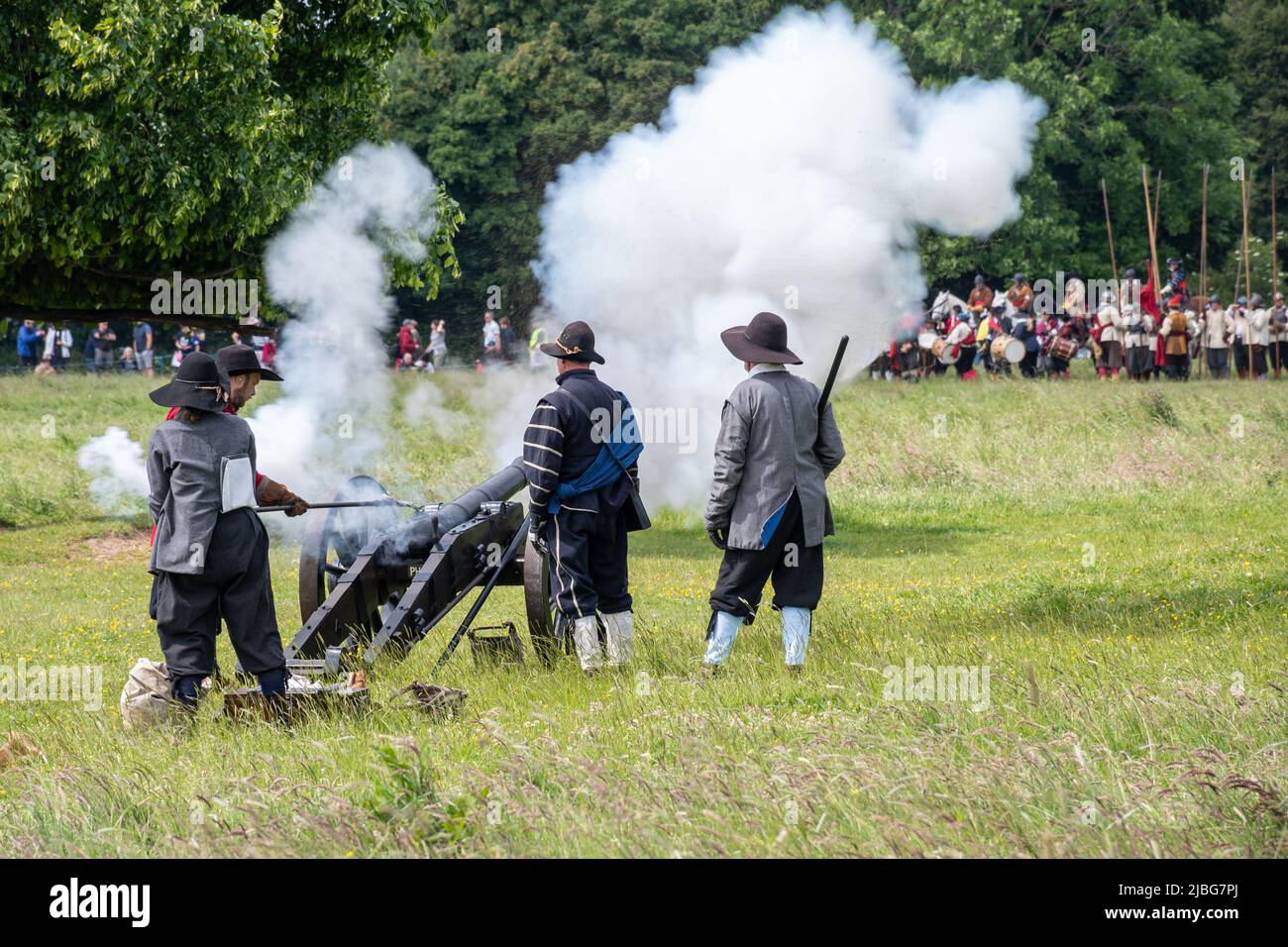 Il Sealed Knot eseguì una rievocazione della guerra civile inglese dell'assedio di Basing House per il Giubileo del platino della Regina, 2022 giugno, Hampshire, Regno Unito Foto Stock Il Sealed Knot eseguì una rievocazione della guerra civile inglese dell'assedio di Basing House per il Giubileo del platino della Regina, 2022 giugno, Hampshire, Regno Unito Foto Stock