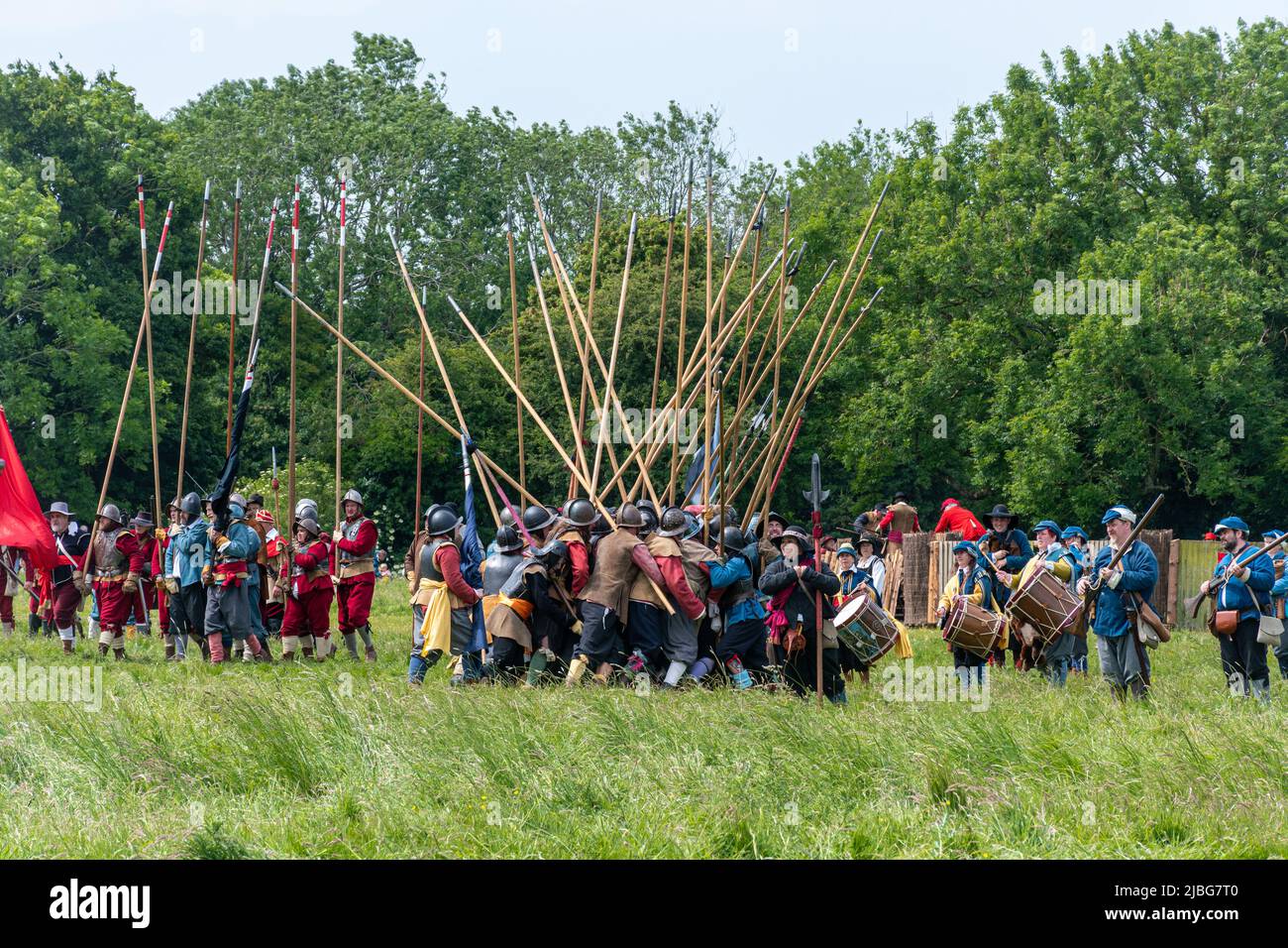 Il Sealed Knot eseguì una rievocazione della guerra civile inglese dell'assedio di Basing House per il Giubileo del platino della Regina, 2022 giugno, Hampshire, Regno Unito Foto Stock Il Sealed Knot eseguì una rievocazione della guerra civile inglese dell'assedio di Basing House per il Giubileo del platino della Regina, 2022 giugno, Hampshire, Regno Unito Foto Stock