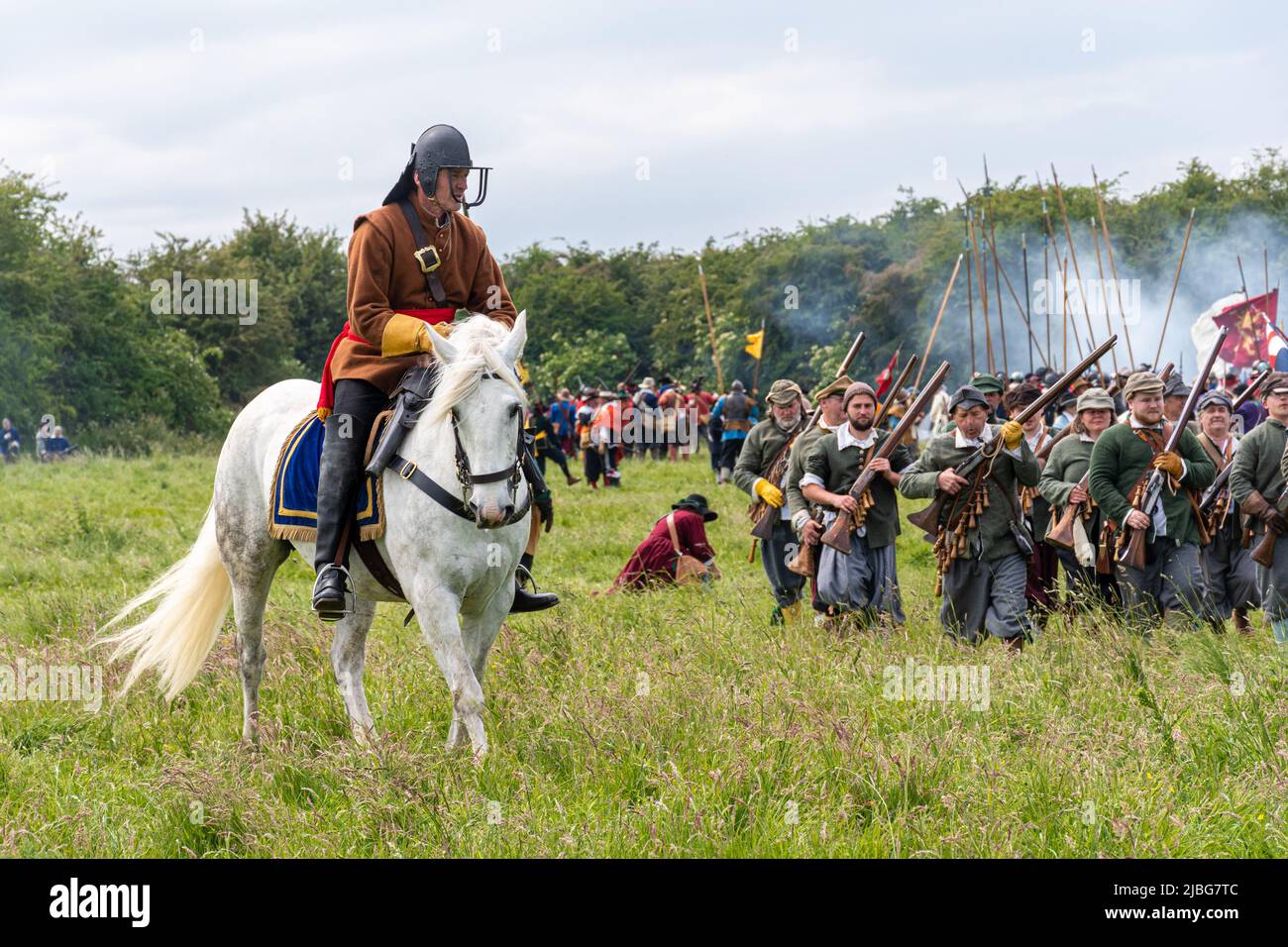 Il Sealed Knot eseguì una rievocazione della guerra civile inglese dell'assedio di Basing House per il Giubileo del platino della Regina, 2022 giugno, Hampshire, Regno Unito Foto Stock Il Sealed Knot eseguì una rievocazione della guerra civile inglese dell'assedio di Basing House per il Giubileo del platino della Regina, 2022 giugno, Hampshire, Regno Unito Foto Stock