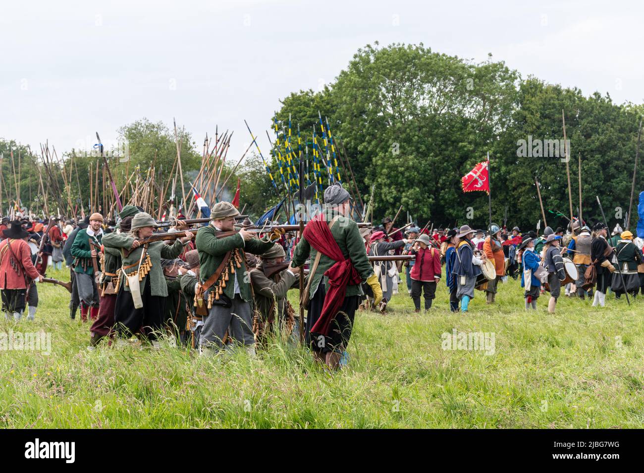 Il Sealed Knot eseguì una rievocazione della guerra civile inglese dell'assedio di Basing House per il Giubileo del platino della Regina, 2022 giugno, Hampshire, Regno Unito Foto Stock Il Sealed Knot eseguì una rievocazione della guerra civile inglese dell'assedio di Basing House per il Giubileo del platino della Regina, 2022 giugno, Hampshire, Regno Unito Foto Stock